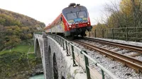 Če bo ministrstvo odobrilo izjemo in prehodno obdobje, bodo 
predčasno dobavljeni novi  vlaki brez vključene evropske varnostne naprave lahko vozili potnike, a   samo na razdaljah, krajših  
od 150 kilometrov.