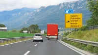 Novogoriški kriminalisti  so ugotovili, da je Q. Q. letos na hitri cesti 
H4 kar dvakrat  na podoben način okradel tujca. 