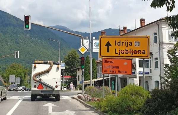 V središču Tolmina, podobno kot v vsem Posočju, so vsi vozniki v Ljubljano usmerjeni čez Novo 
Gorico, čeprav so letošnji obvozi   bolj varni, kot so bili lani.
