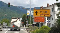 V središču Tolmina, podobno kot v vsem Posočju, so vsi vozniki v Ljubljano usmerjeni čez Novo 
Gorico, čeprav so letošnji obvozi   bolj varni, kot so bili lani.