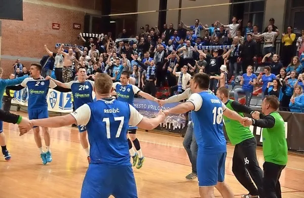 Izolski rokometaši si tudi v prvi ligi želijo veliko podobnih rajanj, kot so jih z navijači uprizorili 
spomladi po zmagi nad Slovanom na Kodeljevem.