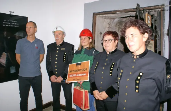 Nuša Butala, polmilijonta  obiskovalka turističnega rudnika, ob 
njej Davor Vodopija, Jože Pavšič, Tatjana Dizdarević in Martina 
Peljhan.
