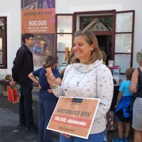 Nuša Butala s sladoledom Idrijski rudnik pred turističnim rudnikom Antonijev rov.