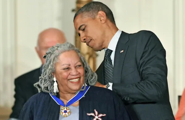 Pisateljici Toni Morrison je  predsednik Barack Obama pred sedmimi leti podelil najvišje civilno 
priznanje v ZDA, medaljo svobode.   