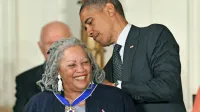 Pisateljici Toni Morrison je  predsednik Barack Obama pred sedmimi leti podelil najvišje civilno 
priznanje v ZDA, medaljo svobode.   