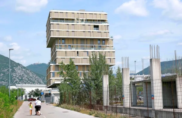 Na območju Majskih poljan naj bi že oktobra nadaljevali s 
stanovanjskim projektom, ki predvideva še dve stolpnici.