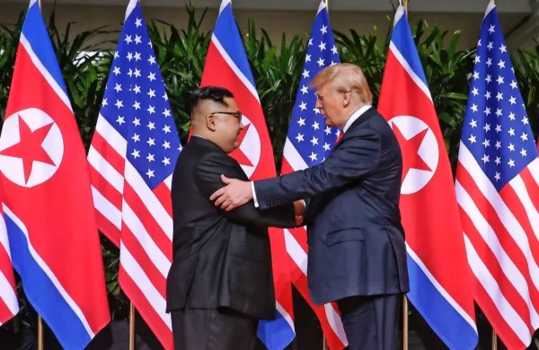 Ameriški predsednik Donald Trump z voditeljem Severne Koreje 
Kim Jong-unom