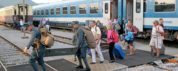 V skupini madžarskih turistov je veliko ljubiteljev in raziskovalcev 
zgodovinskih tem. Med njimi tudi skupina s kopijami vojaških 
uniform iz prve svetovne vojne. 
