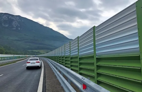 Zaradi protivetrnih ograj bo Dars od konca septembra do aprila 
prihodnje leto spet zaprl polovico hitre ceste v obeh smereh čez 
Rebrnice. 