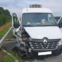 Voznik kombija med hitro vožnjo ni bil pozoren na cesto. 