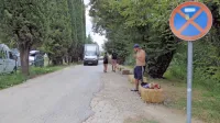 Kamniti bloki voznikom onemogočajo parkiranje, za  obiskovalce  
avtokampa so vsestransko  uporabni.  