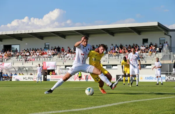 Po zmagi proti Domžalam gredo Sežanci (v belih dresih) z  
optimizmom v Maribor.