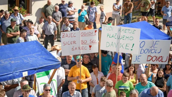 Jezni kmetje zahtevajo odstrel volkov in medvedov ter davčne 
olajšave na tiste, ki živijo na ogroženih območjih.  