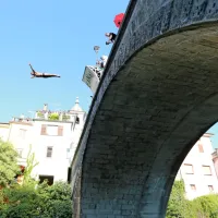 S kanalskega mosta se je pognalo 16 pogumnih skakalcev in skakalk.