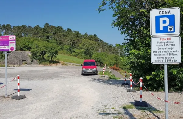Parkirišče pri baru Zoro. Možno je tudi plačilo preko  sms.