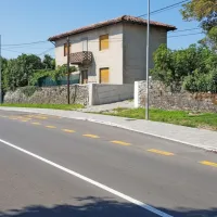 Parkomat je viden že takoj ob prihodu v vas