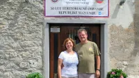 Irena in Srečko Rože pred Vojaškim muzejem Tabor, v katerem že 
četrt stoletja domuje njun muzej.