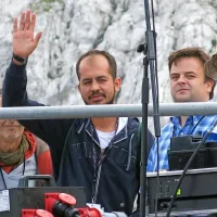 Luigi Vignando in tržaški Slovenec   Andrej Petaros iz Vigna PR  s 
sedežem v Trstu sta s skupnimi močmi in na podlagi prijetnih  
spominov na gostovanje v Briščikih leta 2014 uspela prepričati v 
tvegan projekt tudi svetovno znanega glasbenika in angažiranega, 
človekoljubnega ustvarjalca, kakršen je Manu Chao.  