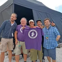Manu Chao je poziral s posebnim darilom pred šotorom v zaodrju, 
ki je uspešno obdržal skrivnost do začetka koncerta  (z desne): 
Andrej Petaros, kitarist  Luciano Falico, Manu Chao, Francesco 
Rodaro - Kekko iz dobrodelne človekoljubne organizacije Associazione Ospiti in arrivo  in Luigi Vignando. Francesco Rodaro, ki 
veliko časa posveti priseljencem in beguncem,  je tudi avtor 
majice, na kateri je pomenljiv napis v angleščini: Nezakonita 
priseljevanja so se začela leta 1492! Manu Chao si jo je kasneje z 
veseljem oblekel.