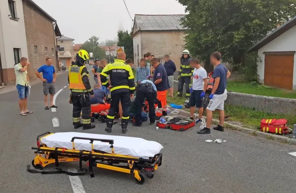 Sobotna zabava se je za mladeniča na motorju včeraj zjutraj 
končala v križišču v Knežaku.
