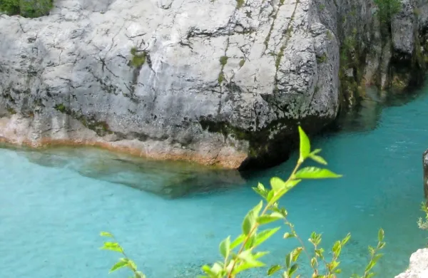 Mo&scaron;ki je ob Velikih koritih zdrsnil v Sočo in umrl
