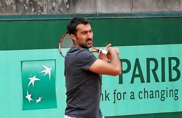 Med udeleženci bo tudi legendarni igralec dvojic, danes 43-letni 
Srb Nenad Zimonjić, zmagovalec treh turnirjev za grand slam  med 
moškimi dvojicami in petih med mešanimi.