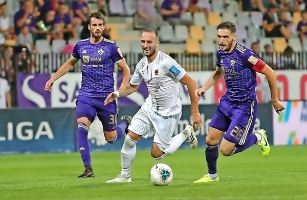 Predrag Sikimić (v belem dresu, med Sašom Ivkovićem in Aleksandrom Rajčevićem) je dvakrat zatresel domačo mrežo v Ljudskem vrtu.