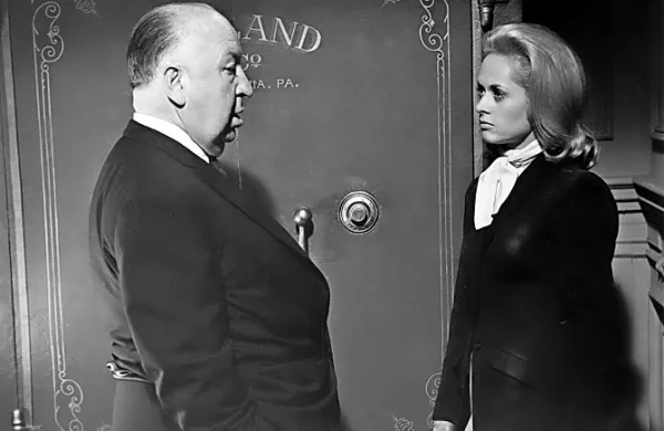 Alfred Hitchcock in njegova muza Tippi Hedren med snemanjem 
filma Marnie. 