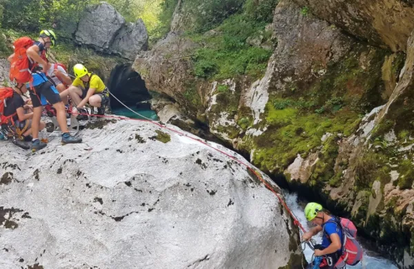 Bovški gorski reševalci in gasilci so z vrvno tehniko truplo Gorenjca  dvignili iz struge Soče. 
