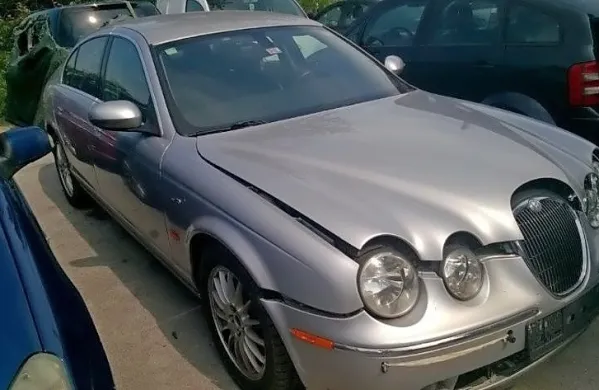Jaguar sicer sodi v “paketno” prodajo več predmetov, njegova 
izklicna cena pa je 600 evrov.