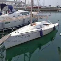 Za jadrnico je, z motorjem vred, izklicna cena postavljena na 
10.300 evrov. 