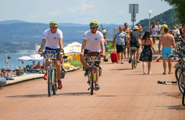 Reševalci na kolesih v osmih urah  naredijo po 16 kilometrov. Ko je 
nujna medicinska pomoč potrebna na kopališčih, najlaže prihitijo 
prav s kolesom.     