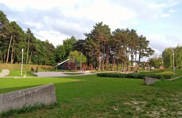 Med SNG, knjižnico in igriščem bodo spomladi postavili urbano 
teraso z javnimi sanitarijami, zagotavljajo na občini. 