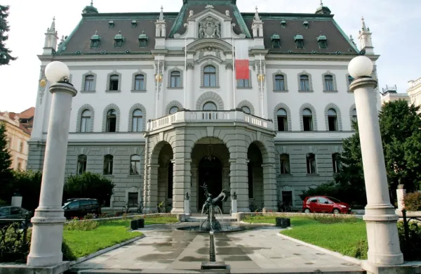 V prostorih Univerze v Ljubljani so  danes tako podpisali dva 
sporazuma o sodelovanju, in sicer med Univerzo v Ljubljani in 
Zdravstveno univerzo Fujita (Fujita Health University) ter med 
Univerzitetnim rehabilitacijskim inštitutom RS - Soča (URI - Soča), 
Zdravstveno univerzo Fujita in podjetjem Toyota Motor Corporation.