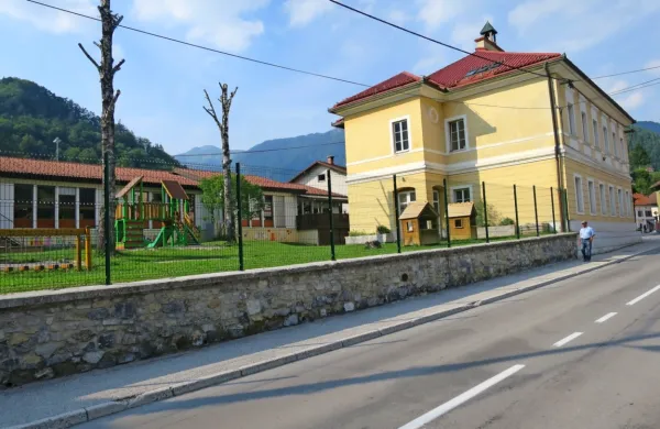 V vrtcu Cerkno je v dveh stavbah že nekaj let malenkost premalo 
mest za vse otroke, rešitve še iščejo. 