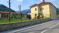 V vrtcu Cerkno je v dveh stavbah že nekaj let malenkost premalo 
mest za vse otroke, rešitve še iščejo. 