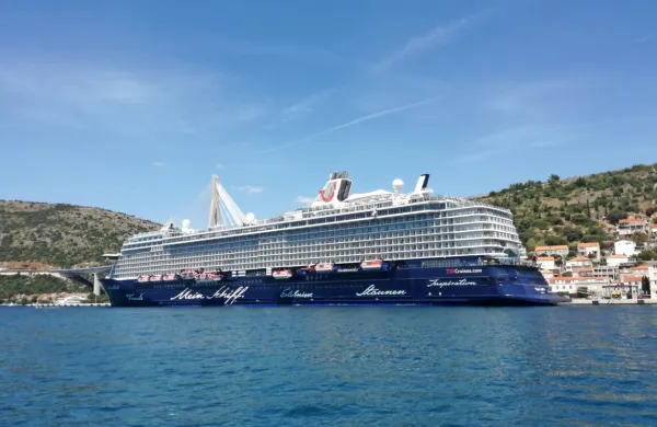 Mestne oblasti  število turistov v Dubrovniku med drugim omejujejo s številom ladij za križarjenje, ki se lahko usidrajo v 
pristanišču. 