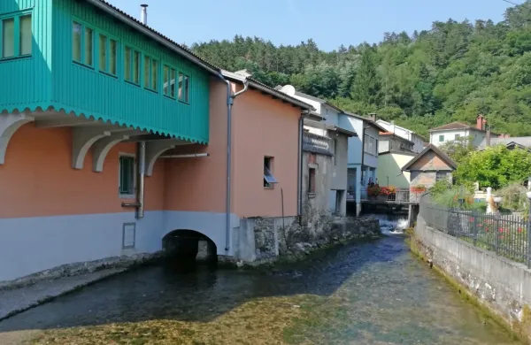 Hiše na vodi imajo vsaka svojo zgodbo. V ospredju nekdanja 
Ličanova hiša, kjer sta bila nekoč tudi mlin in žaga.