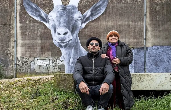 Agnès Varda s 50 let mlajšim  umetnikom in fotografom JR, s 
katerim je posnela svoj predzadnji film O ljudeh in vaseh.