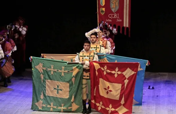 Sbandieratori so pravi akrobati z zastavami.