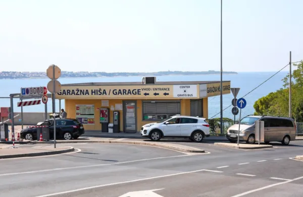 Garažna hiša Fornače je med turistično sezono tako polna, da v 
njej prostora ne najdejo niti lastniki parkirnih abonmajev. 