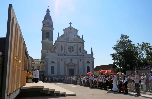 Na Brezjah, pred baziliko in narodnim svetiščem Marije Pomagaj, 
bo sveto mašo daroval ljubljanski nadškof metropolit Stanislav 
Zore.