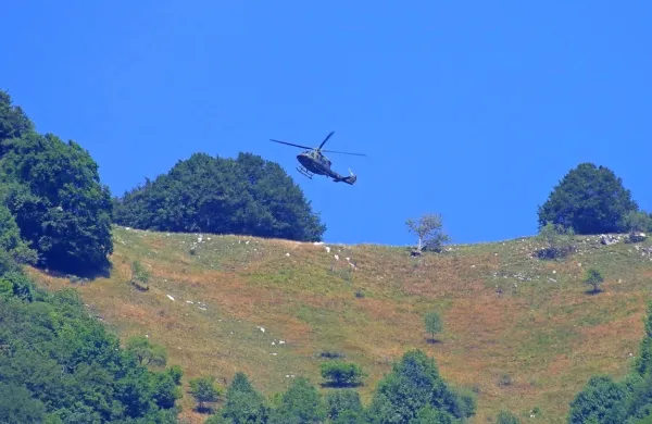 Včeraj popoldne sta se pri poletu z jadralnima padaloma smrtno 
ponesrečila  dva tuja državljana, na Kobariškem Stolu (na fotografiji) japonski državljan, na Mrzlem vrhu pa Poljak. 