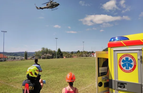 Po huje poškodovanega voznika skuterja je v sredo zgodaj 
popoldne priletela posadka vojaškega helikopterja.