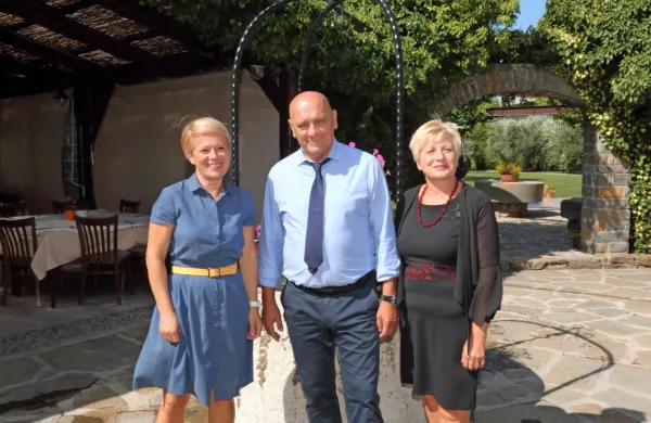 Direktor  KZ   Agraria Robert Fakin v družbi s kmetijsko ministrico 
Aleksandro Pivec (levo), ki je bila častna gostja na občnem zboru, 
in Jožico Bolčič, predsednico upravnega odbora zadruge