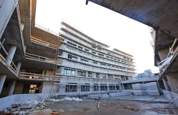 Upravni center Koper dobiva obliko, a še vsaj en mesec ne bo 
primeren za vselitev. 