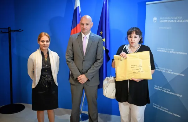 Društvo za dobrobit živali Anima je danes okoljskemu ministru 
Simonu Zajcu predalo približno 13.500 podpisov ljudi, ki so proti 
odstrelu medvedov in volkov.