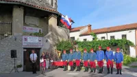 Srečko, Irena, Anja in Aneja Rože skrbijo za delovanje vojaškega 
muzeja Tabor v Lokvi. Ob obletnici so nekaj vojaških pesmi zapeli 
tudi Dragonarji Generala Maistra.
