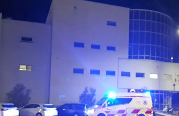 Pakistanskega državljana so  oživljali pravosodni policisti, nato pa 
so postopek prevzeli reševalci nujne medicinske pomoči, a mu ni 
bilo več pomoči. 