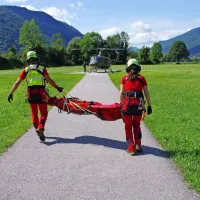 Truplo pokojnega japonskega padalca je posadka vojaškega 
helikopterja prepeljala v Tolmin.  
